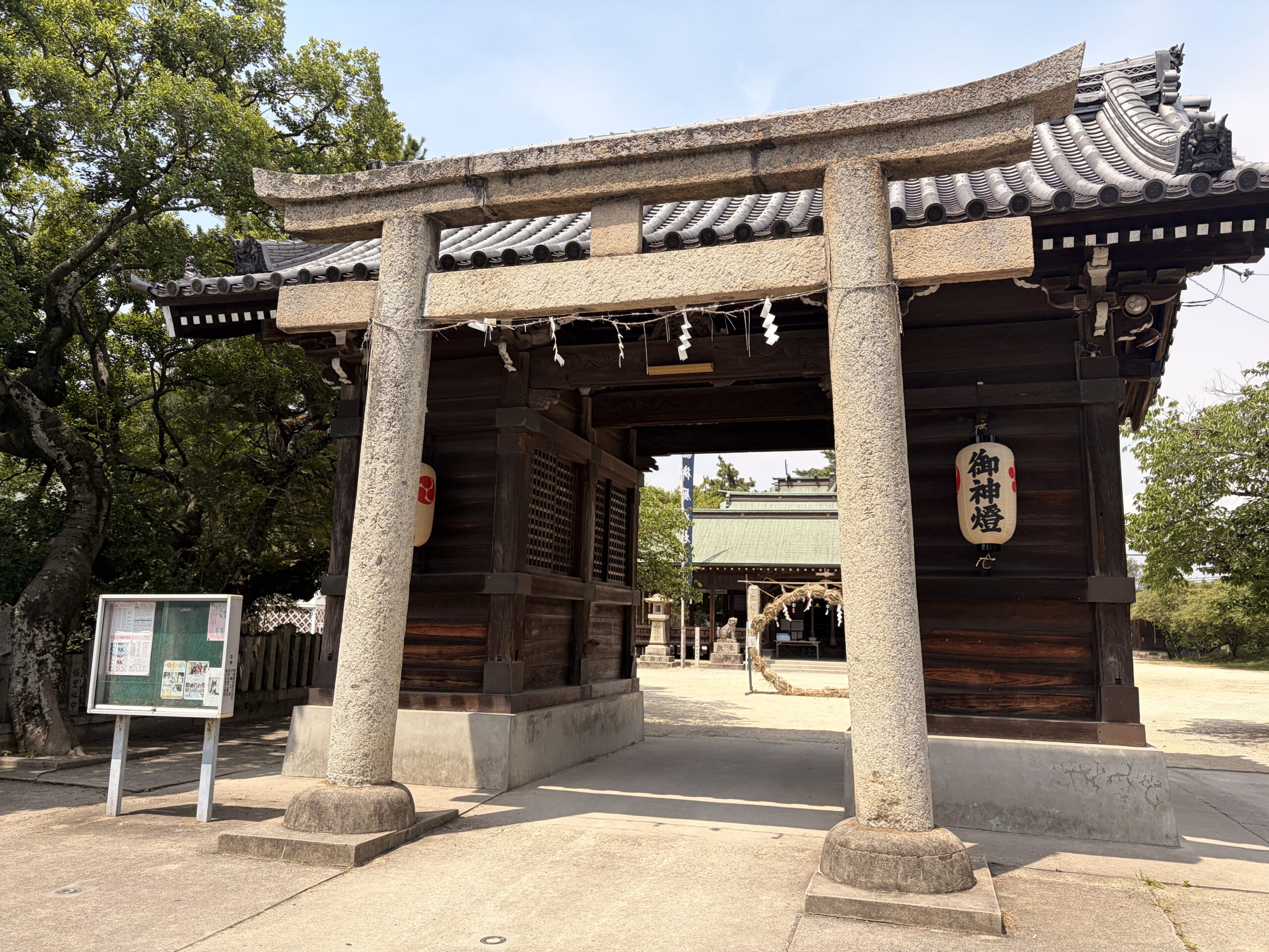 明石市二見町の御厨神社の鳥居と境内